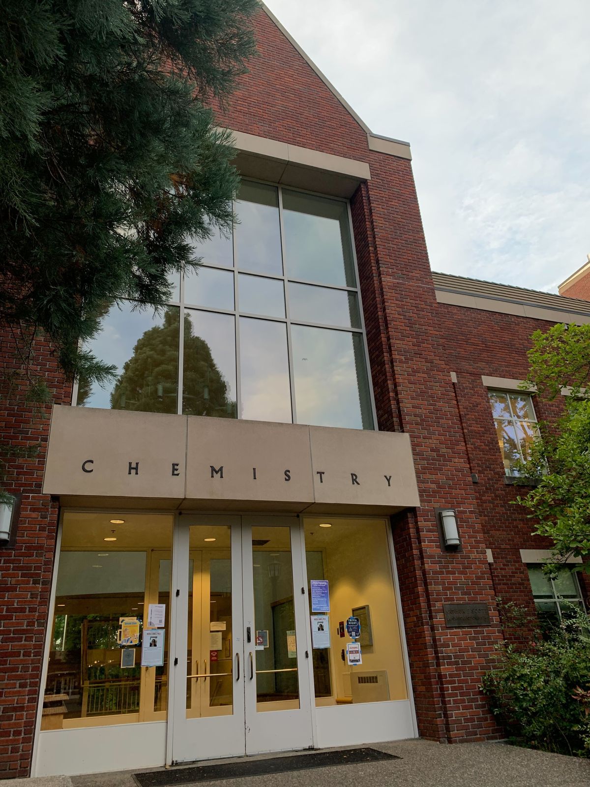 Entrance of the Reed College Chemistry Department